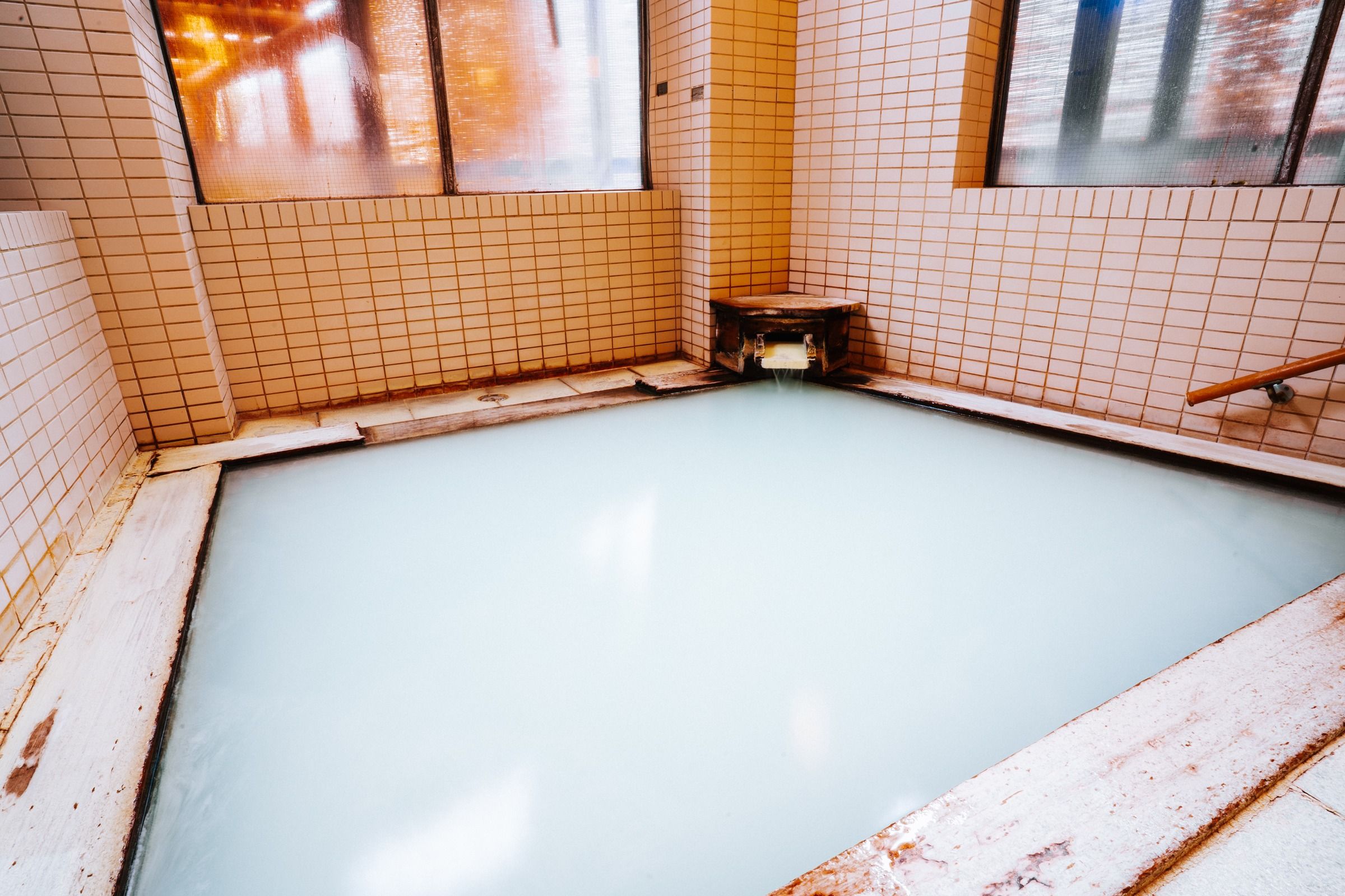 白く濁る湯をたたえた館内の大浴場